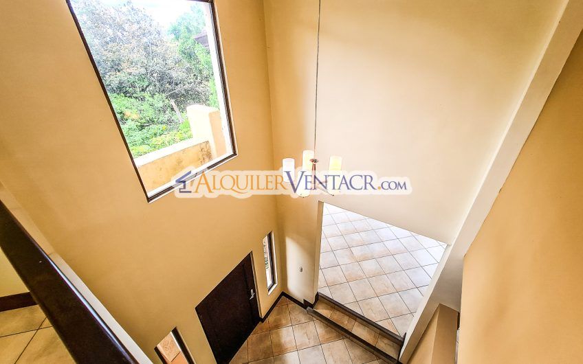 Villa Real Santa Ana! Lujosa casa de 350 m2 con 800 m2 de lote