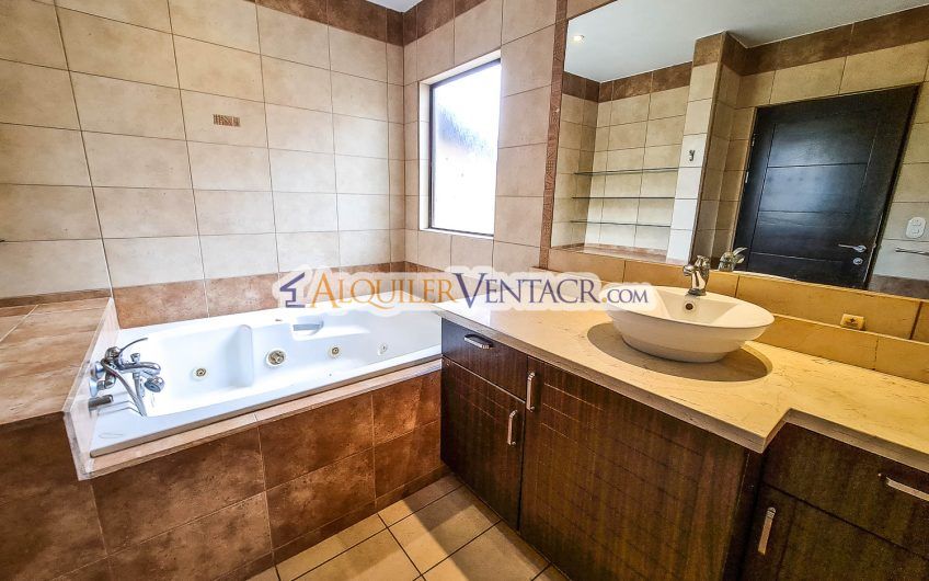 Villa Real Santa Ana! Lujosa casa de 350 m2 con 800 m2 de lote