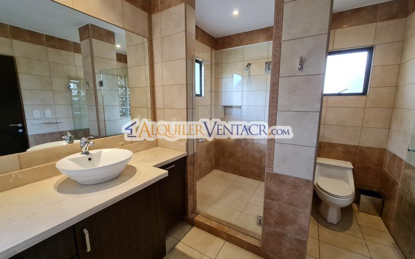 Villa Real Santa Ana! Lujosa casa de 350 m2 con 800 m2 de lote