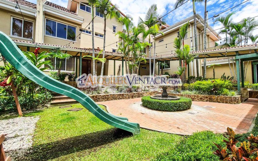 Condo de 523 m2 con 6 habit. + de servicio y jardín en Jaboncillos Escazú