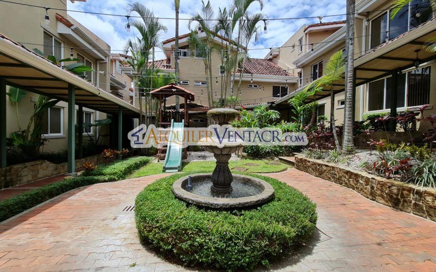 Condo de 523 m2 con 6 habit. + de servicio y jardín en Jaboncillos Escazú