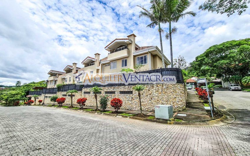 Condo de 523 m2 con 6 habit. + de servicio y jardín en Jaboncillos Escazú