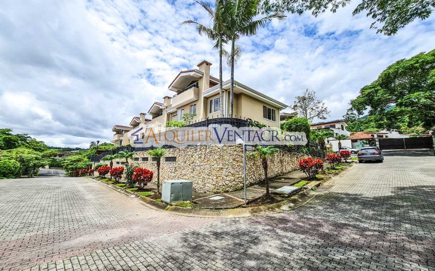 Condo de 523 m2 con 6 habit. + de servicio y jardín en Jaboncillos Escazú
