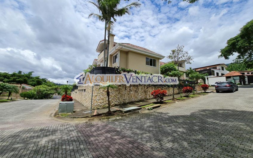 Condo de 523 m2 con 6 habit. + de servicio y jardín en Jaboncillos Escazú