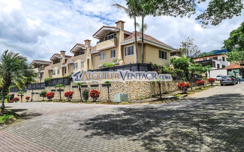 Condo de 523 m2 con 6 habit. + de servicio y jardín en Jaboncillos Escazú