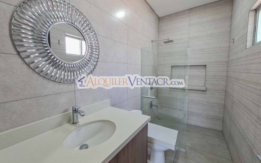Condo de Un Nivel con jardín en Piedades Santa Ana