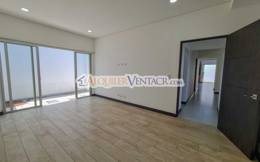 Condo de Un Nivel con jardín en Piedades Santa Ana