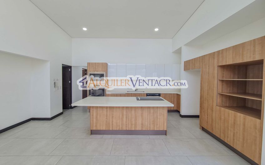 Condo de Un Nivel con jardín en Piedades Santa Ana