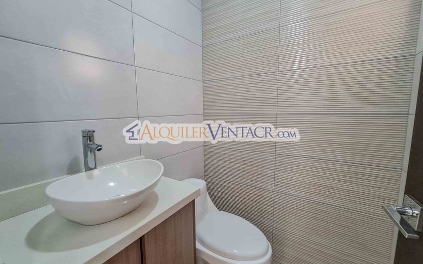 Condo de Un Nivel con jardín en Piedades Santa Ana