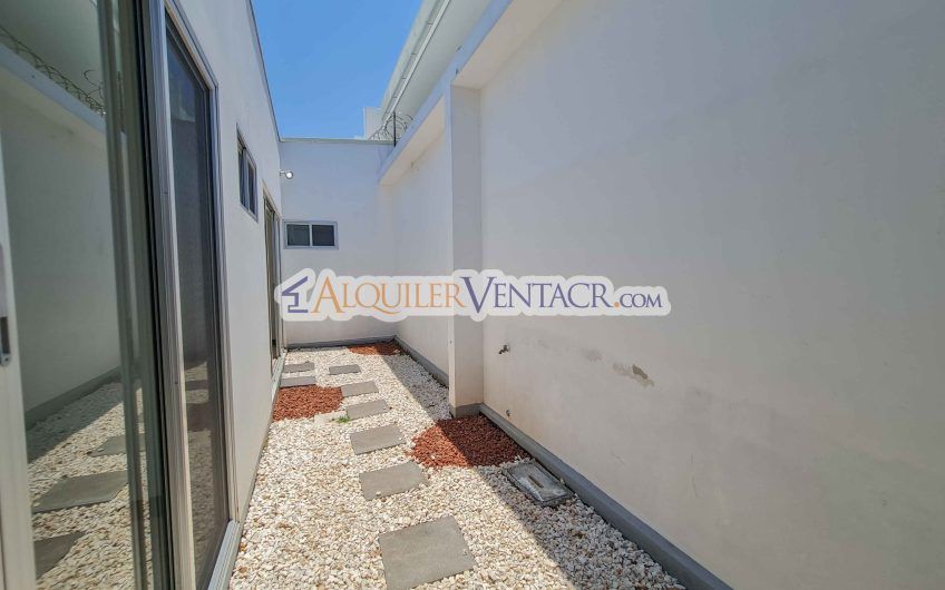 Condo de Un Nivel con jardín en Piedades Santa Ana