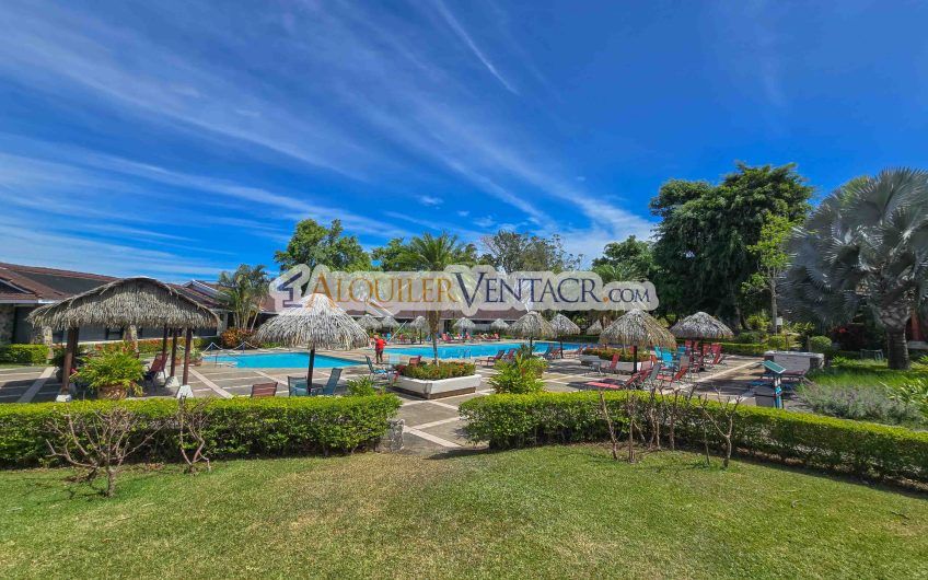 Hacienda Los Reyes La Guácima! Casa de Un Nivel con 1.252 m2 de lote