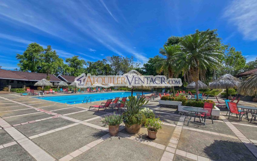 Hacienda Los Reyes La Guácima! Casa de Un Nivel con 1.252 m2 de lote