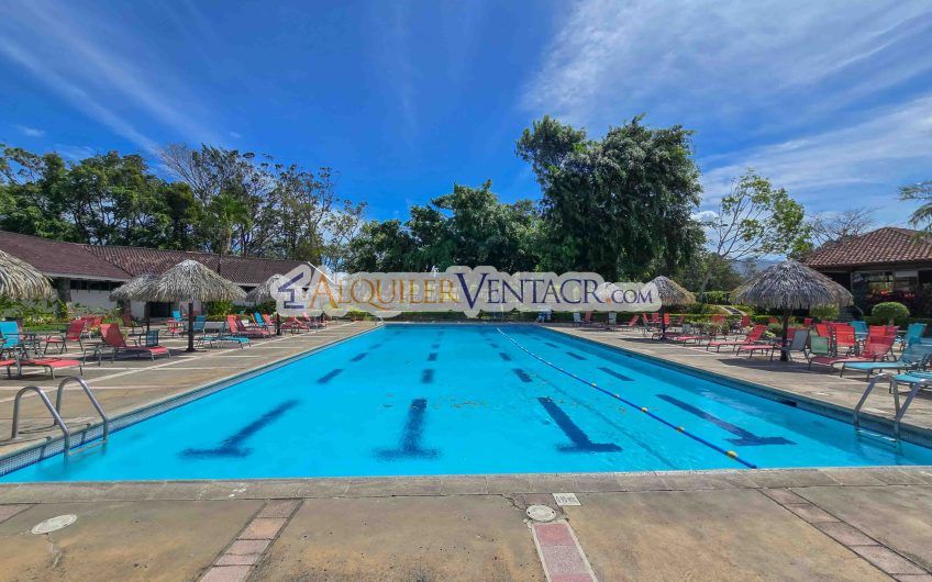 Hacienda Los Reyes La Guácima! Casa de Un Nivel con 1.252 m2 de lote