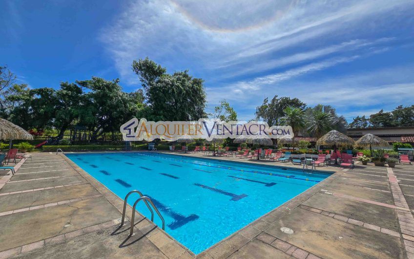 Hacienda Los Reyes La Guácima! Casa de Un Nivel con 1.252 m2 de lote