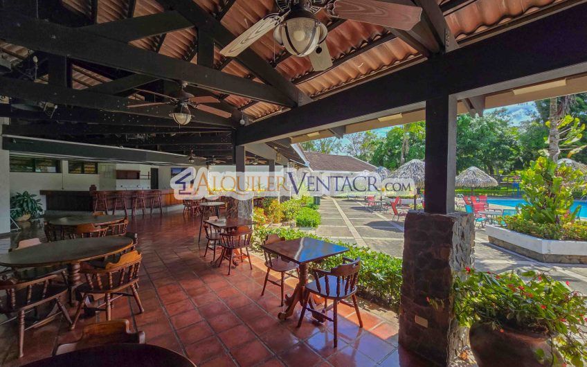 Hacienda Los Reyes La Guácima! Casa de Un Nivel con 1.252 m2 de lote