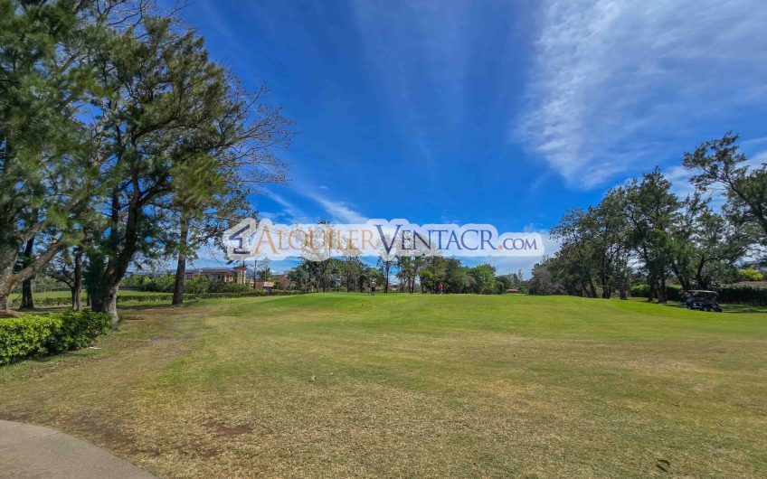 Hacienda Los Reyes La Guácima! Casa de Un Nivel con 1.252 m2 de lote
