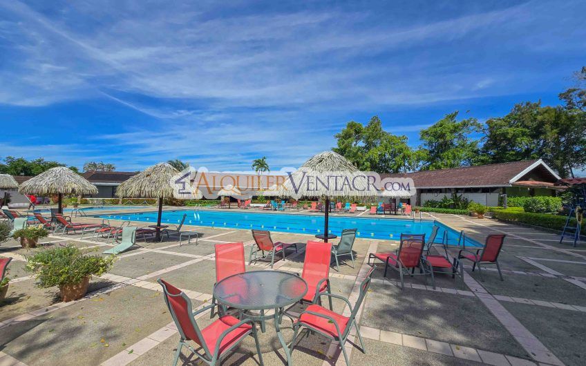 Hacienda Los Reyes La Guácima! Casa de Un Nivel con 1.252 m2 de lote