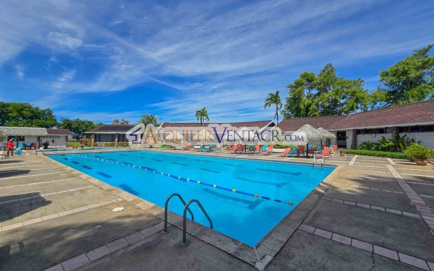 Hacienda Los Reyes La Guácima! Casa de Un Nivel con 1.252 m2 de lote