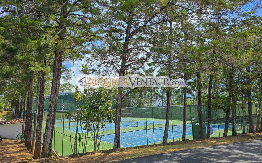 Hacienda Los Reyes La Guácima! Casa de Un Nivel con 1.252 m2 de lote