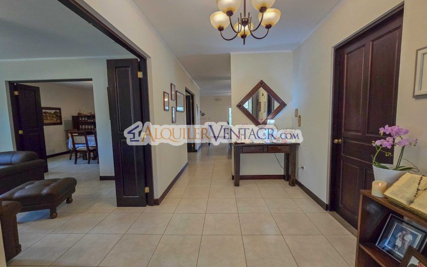 Hacienda Los Reyes La Guácima! Casa de Un Nivel con 1.252 m2 de lote