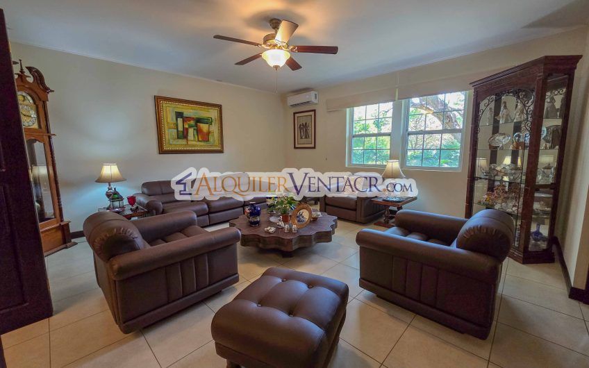 Hacienda Los Reyes La Guácima! Casa de Un Nivel con 1.252 m2 de lote