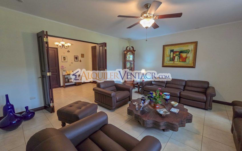 Hacienda Los Reyes La Guácima! Casa de Un Nivel con 1.252 m2 de lote