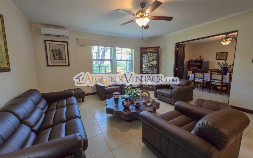 Hacienda Los Reyes La Guácima! Casa de Un Nivel con 1.252 m2 de lote