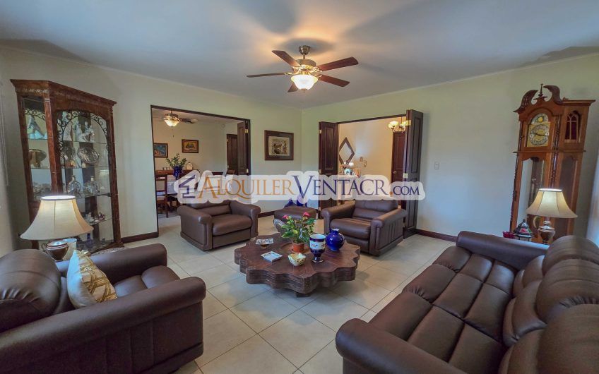 Hacienda Los Reyes La Guácima! Casa de Un Nivel con 1.252 m2 de lote