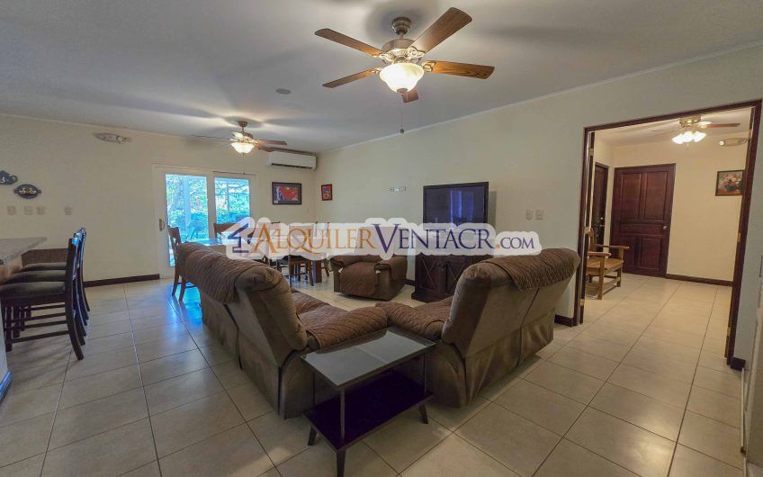 Hacienda Los Reyes La Guácima! Casa de Un Nivel con 1.252 m2 de lote