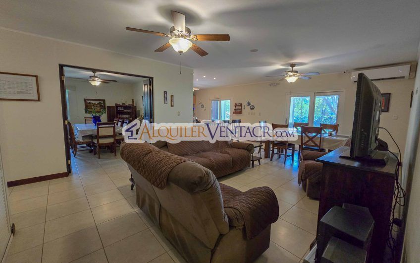 Hacienda Los Reyes La Guácima! Casa de Un Nivel con 1.252 m2 de lote
