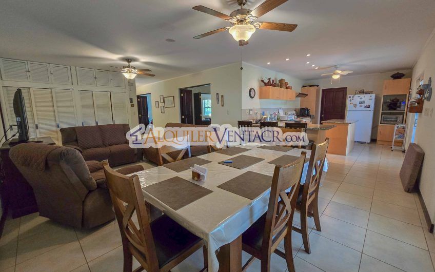 Hacienda Los Reyes La Guácima! Casa de Un Nivel con 1.252 m2 de lote