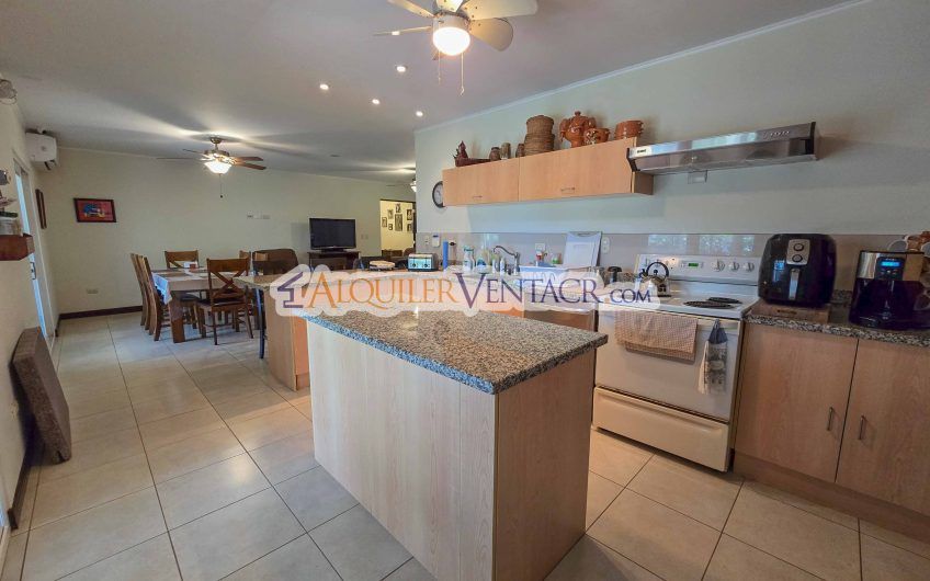 Hacienda Los Reyes La Guácima! Casa de Un Nivel con 1.252 m2 de lote