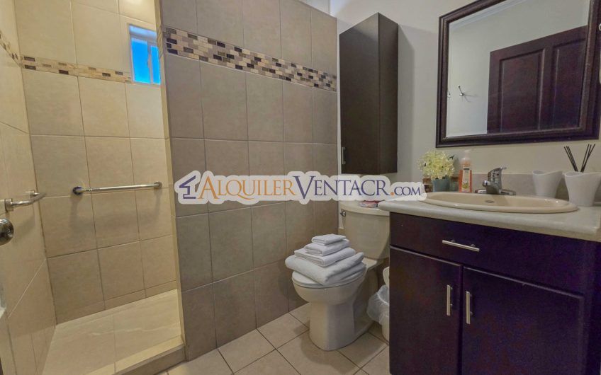 Hacienda Los Reyes La Guácima! Casa de Un Nivel con 1.252 m2 de lote