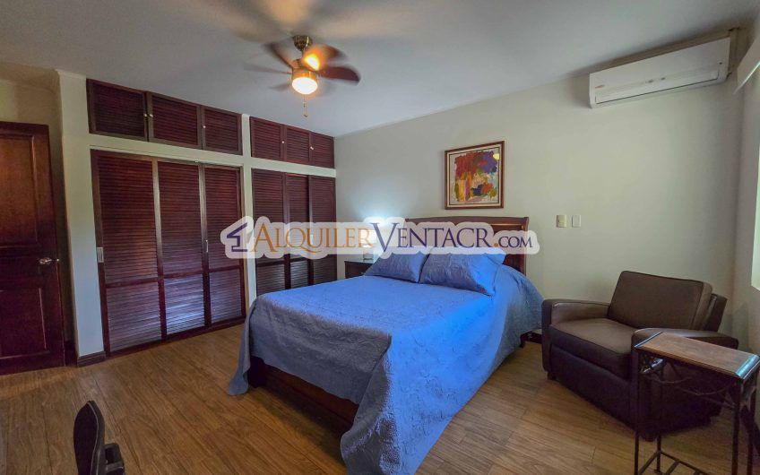 Hacienda Los Reyes La Guácima! Casa de Un Nivel con 1.252 m2 de lote