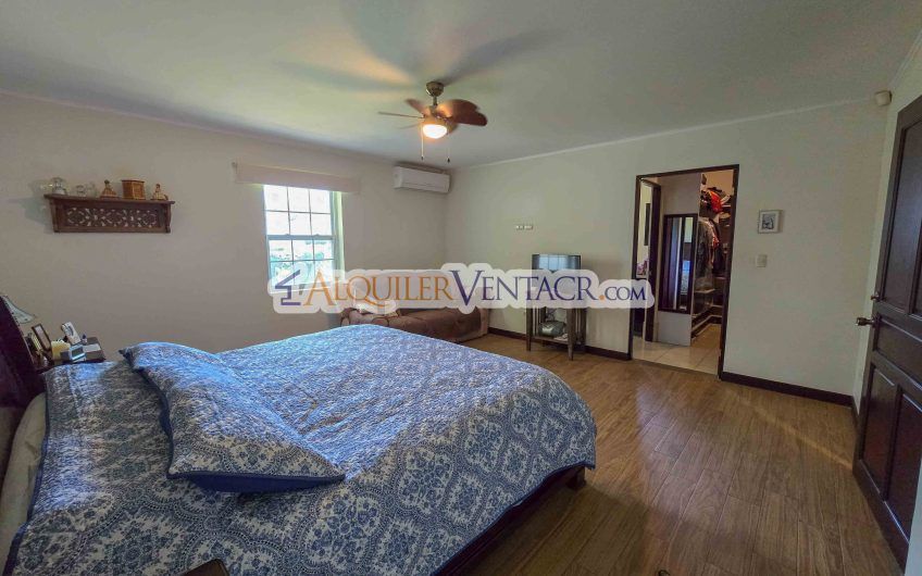 Hacienda Los Reyes La Guácima! Casa de Un Nivel con 1.252 m2 de lote
