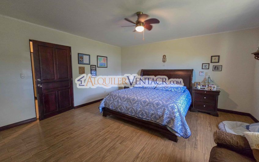 Hacienda Los Reyes La Guácima! Casa de Un Nivel con 1.252 m2 de lote