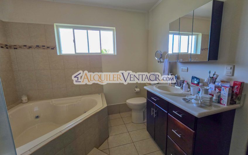 Hacienda Los Reyes La Guácima! Casa de Un Nivel con 1.252 m2 de lote