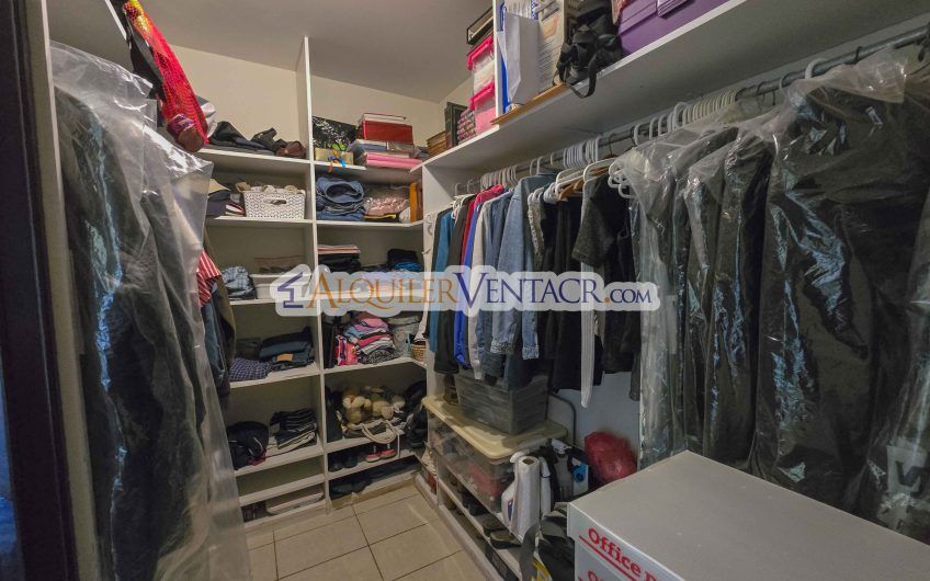 Hacienda Los Reyes La Guácima! Casa de Un Nivel con 1.252 m2 de lote