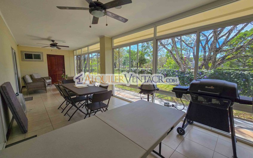 Hacienda Los Reyes La Guácima! Casa de Un Nivel con 1.252 m2 de lote
