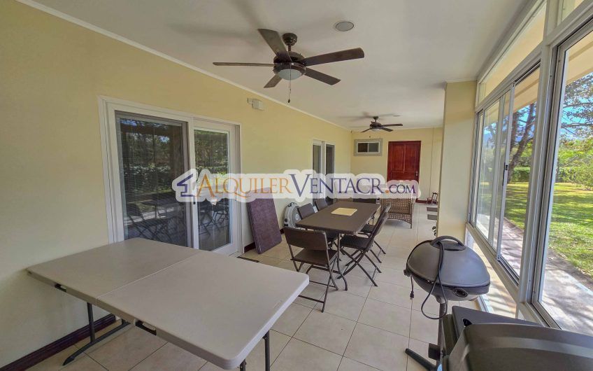 Hacienda Los Reyes La Guácima! Casa de Un Nivel con 1.252 m2 de lote