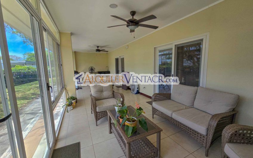 Hacienda Los Reyes La Guácima! Casa de Un Nivel con 1.252 m2 de lote