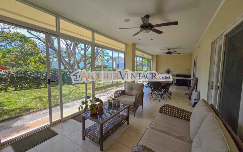 Hacienda Los Reyes La Guácima! Casa de Un Nivel con 1.252 m2 de lote