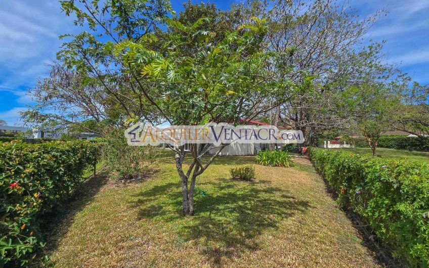 Hacienda Los Reyes La Guácima! Casa de Un Nivel con 1.252 m2 de lote