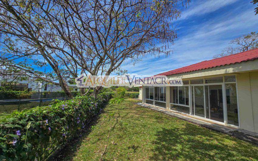Hacienda Los Reyes La Guácima! Casa de Un Nivel con 1.252 m2 de lote