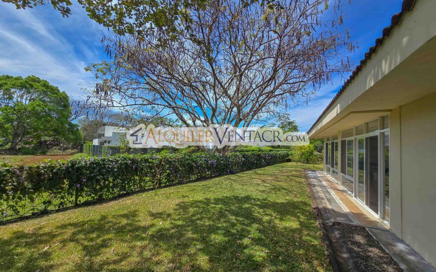 Hacienda Los Reyes La Guácima! Casa de Un Nivel con 1.252 m2 de lote