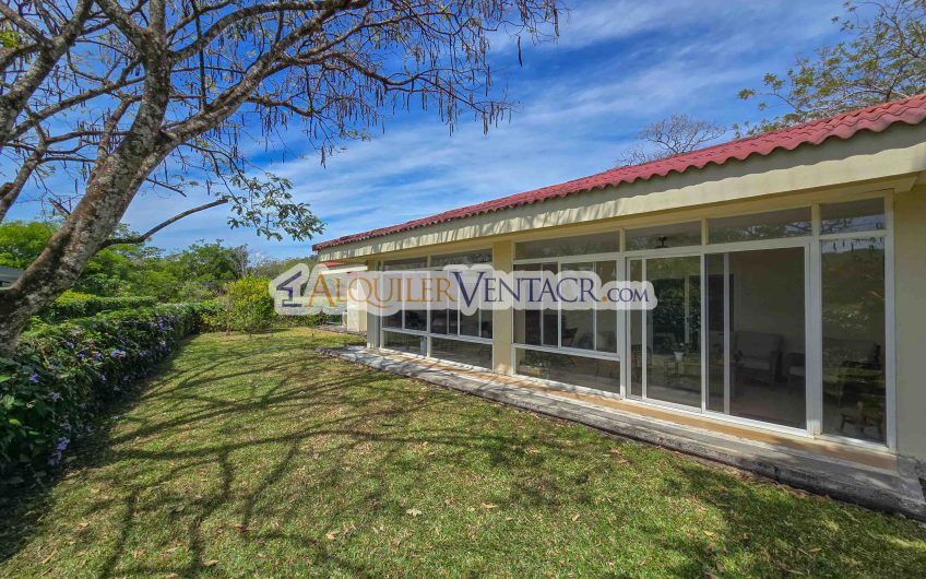 Hacienda Los Reyes La Guácima! Casa de Un Nivel con 1.252 m2 de lote