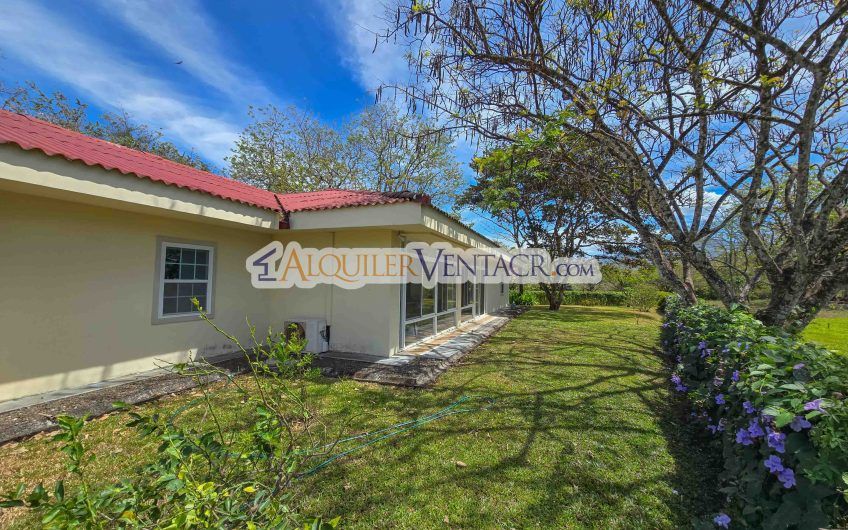 Hacienda Los Reyes La Guácima! Casa de Un Nivel con 1.252 m2 de lote