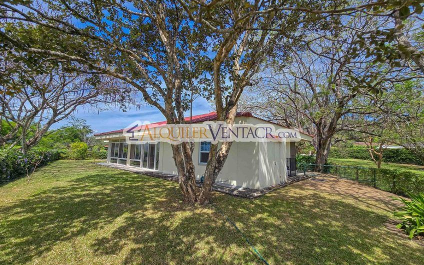 Hacienda Los Reyes La Guácima! Casa de Un Nivel con 1.252 m2 de lote