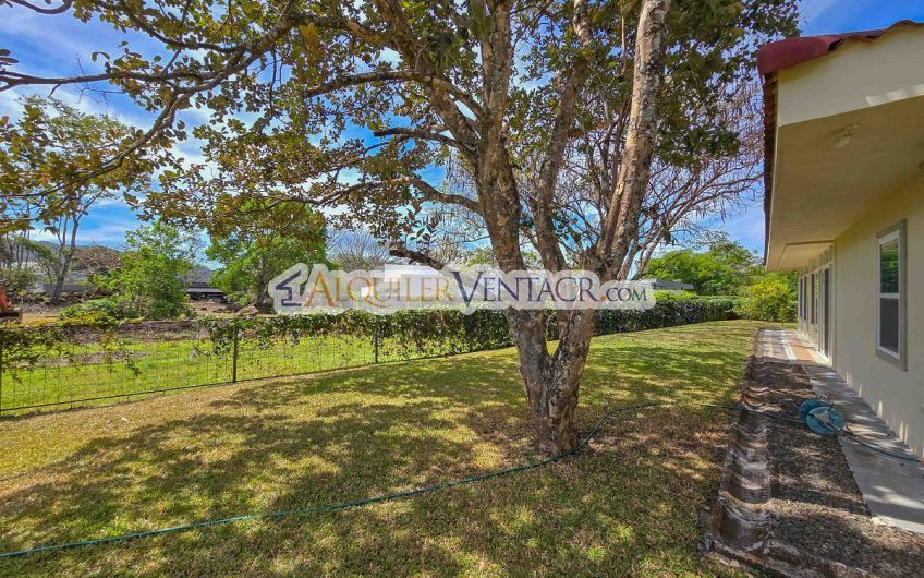 Hacienda Los Reyes La Guácima! Casa de Un Nivel con 1.252 m2 de lote