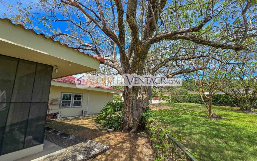 Hacienda Los Reyes La Guácima! Casa de Un Nivel con 1.252 m2 de lote